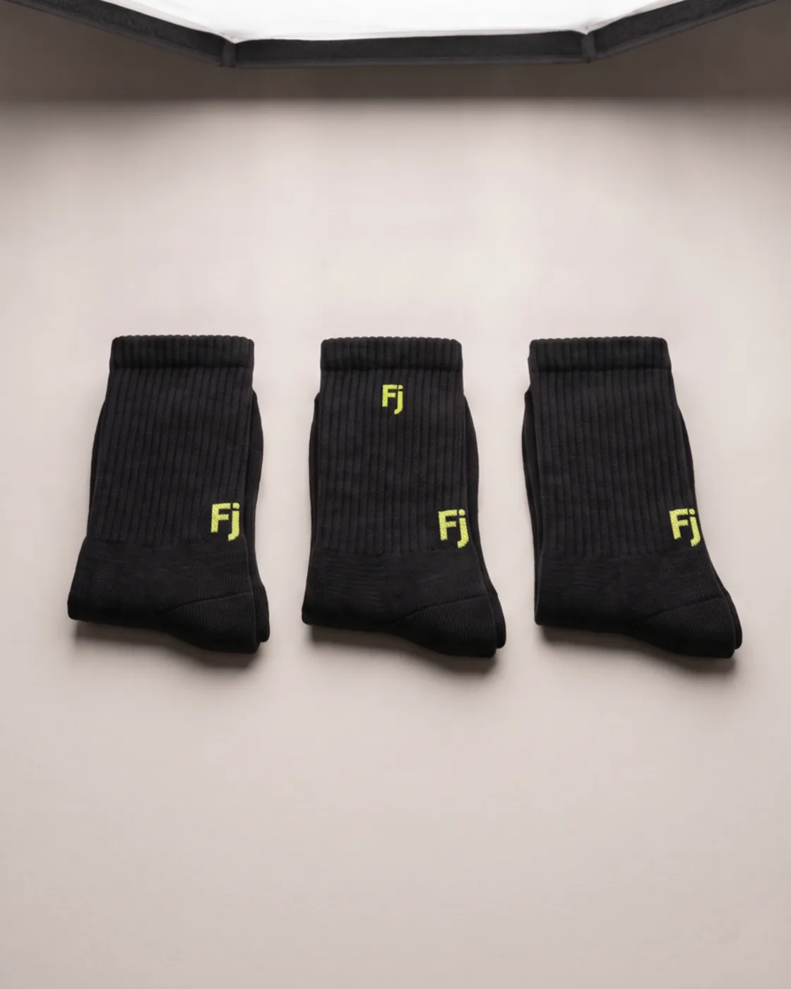 Pack de tres pares de calcetines Forjium en fotografía de estudio