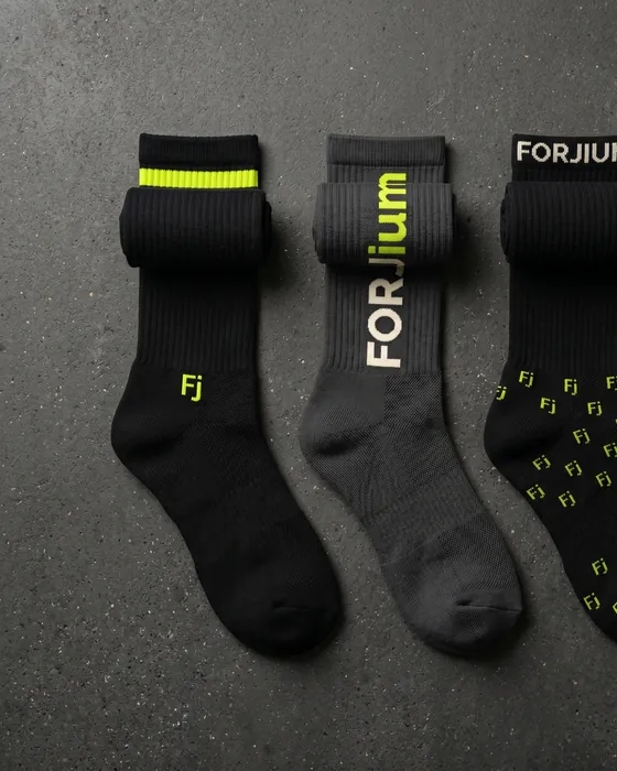 Pack de tres pares de calcetines Forjium sobre fondo de estudio