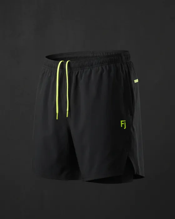 Pantalón corto de 5 pulgadas Forjium sobre fondo de estudio