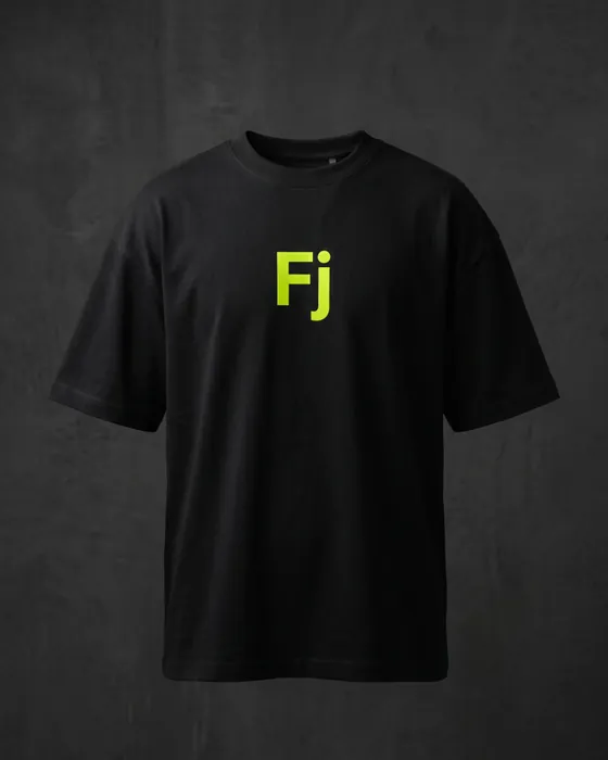 Camiseta oversized Forjium sobre fondo de estudio