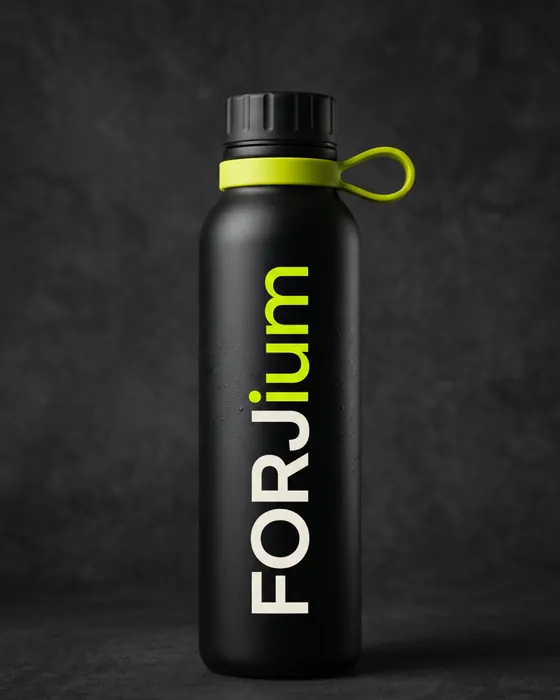 Botella de acero inoxidable Forjium sobre fondo de estudio