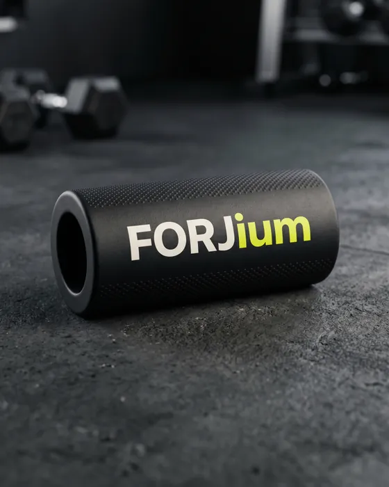 Foam roller Forjium sobre fondo de estudio