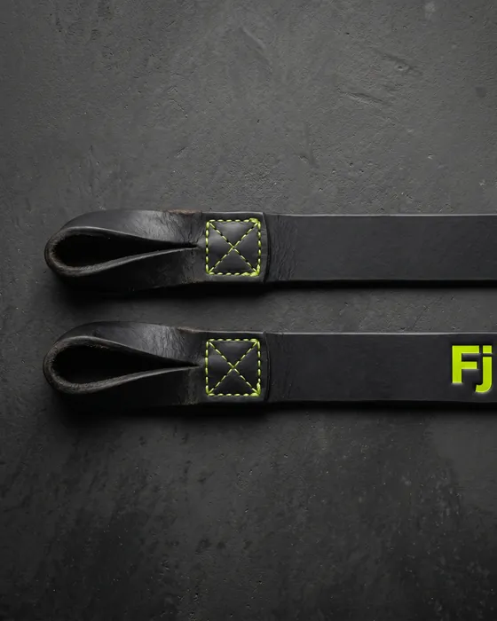 Straps de tracción Forjium sobre fondo de estudio