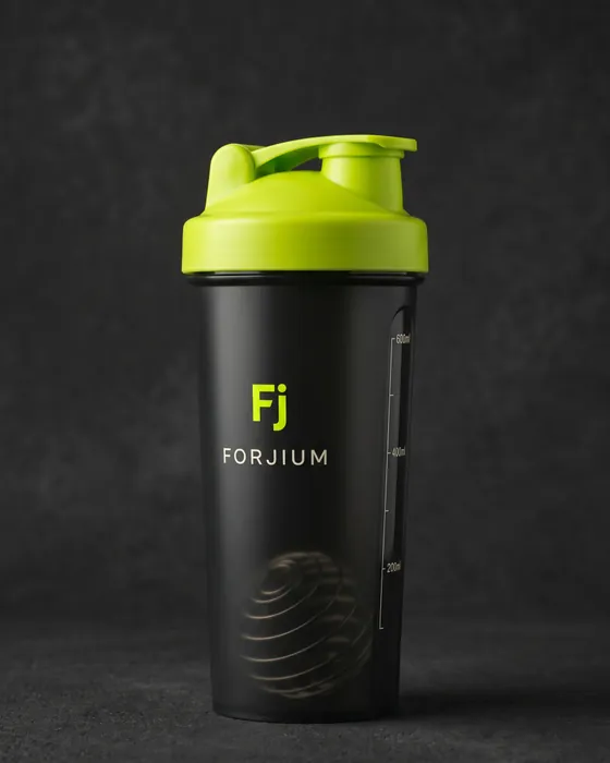 Shaker Forjium sobre fondo de estudio