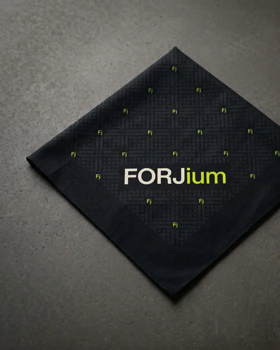 Bandana Forjium sobre fondo de estudio