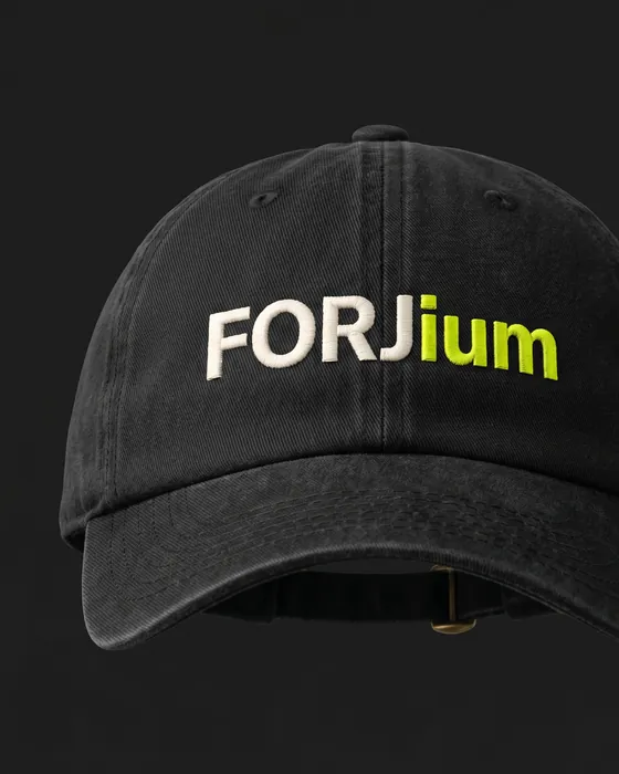 Gorra dad cap Forjium sobre fondo de estudio