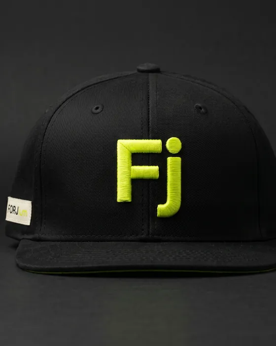 Gorra snapback Forjium sobre fondo de estudio